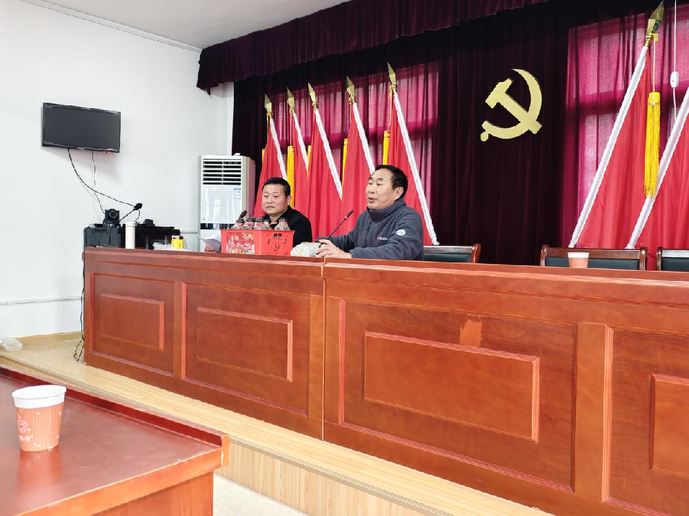 安徽省食用菌技術協會岳西縣專家服務站主任汪光宏一行赴冶溪鎮(zhèn)西坪村開展茯苓天麻栽培技術培訓